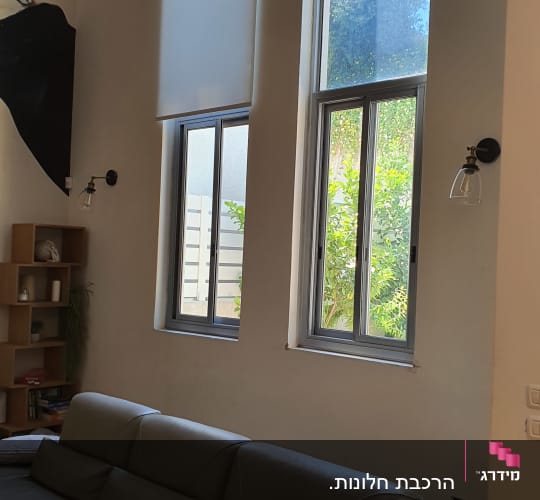 חלונות אלומיניום גדולים עם מסגרות אפורות